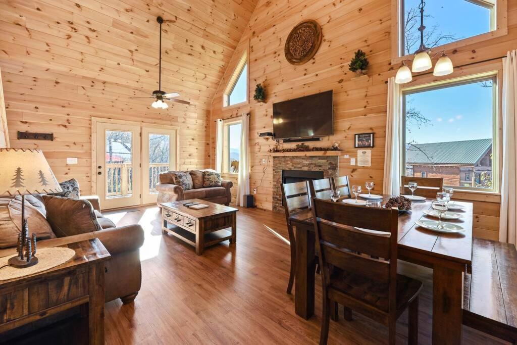 Walnut Ridge Cabin. Sleeps 7-11! Hot Tub, Pool Table, Minutes To Downtown Gatlinburg! Villa Exterior photo