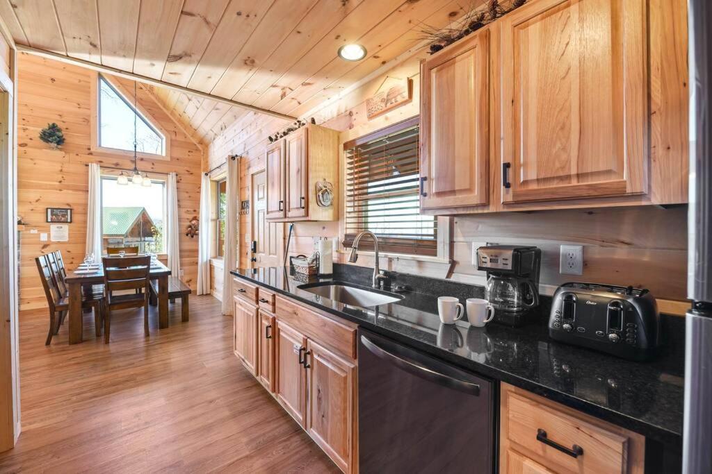 Walnut Ridge Cabin. Sleeps 7-11! Hot Tub, Pool Table, Minutes To Downtown Gatlinburg! Villa Exterior photo